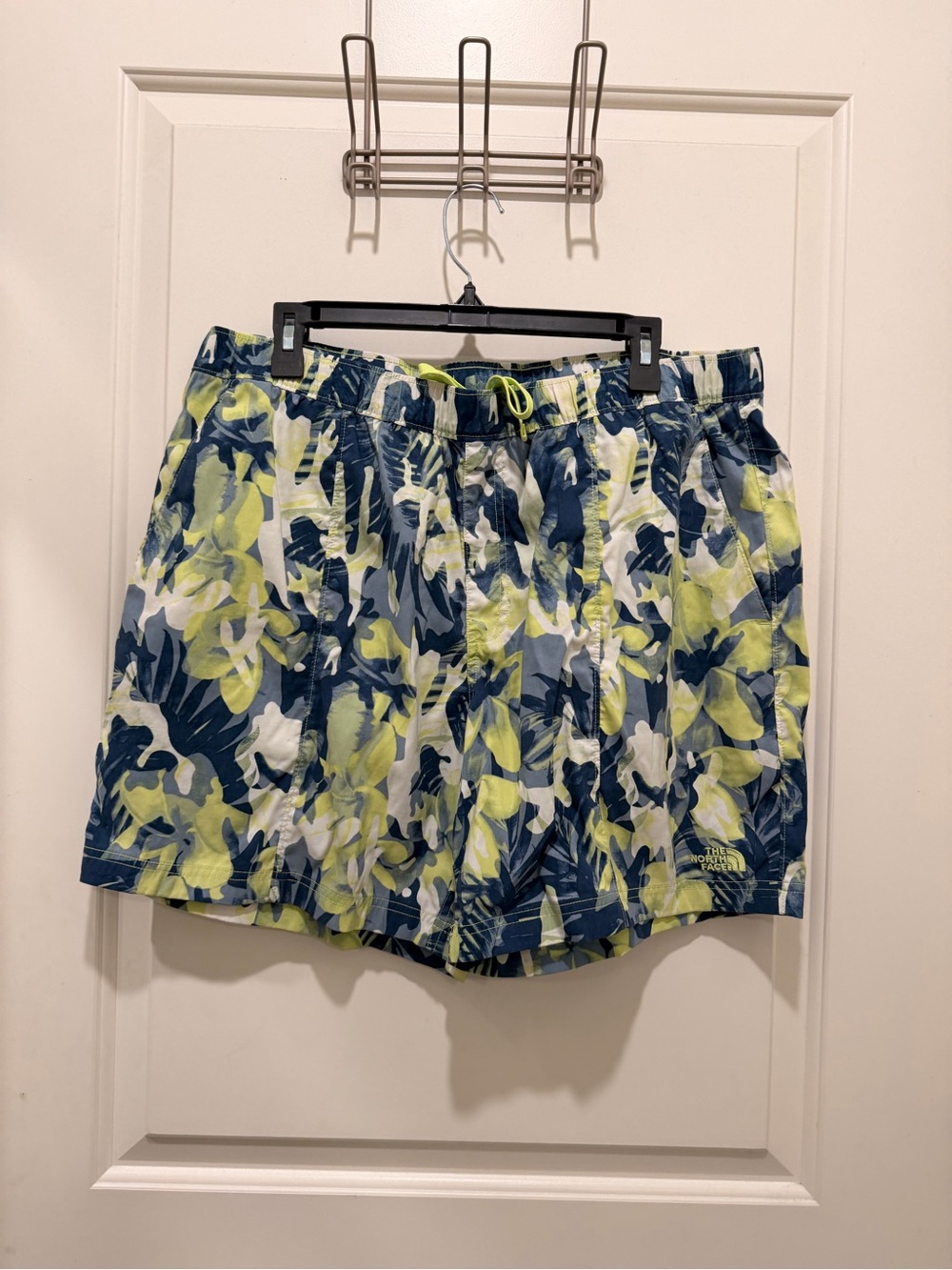 The North Face Class V
Printed Shorts Size XL Green
Tropical Floral